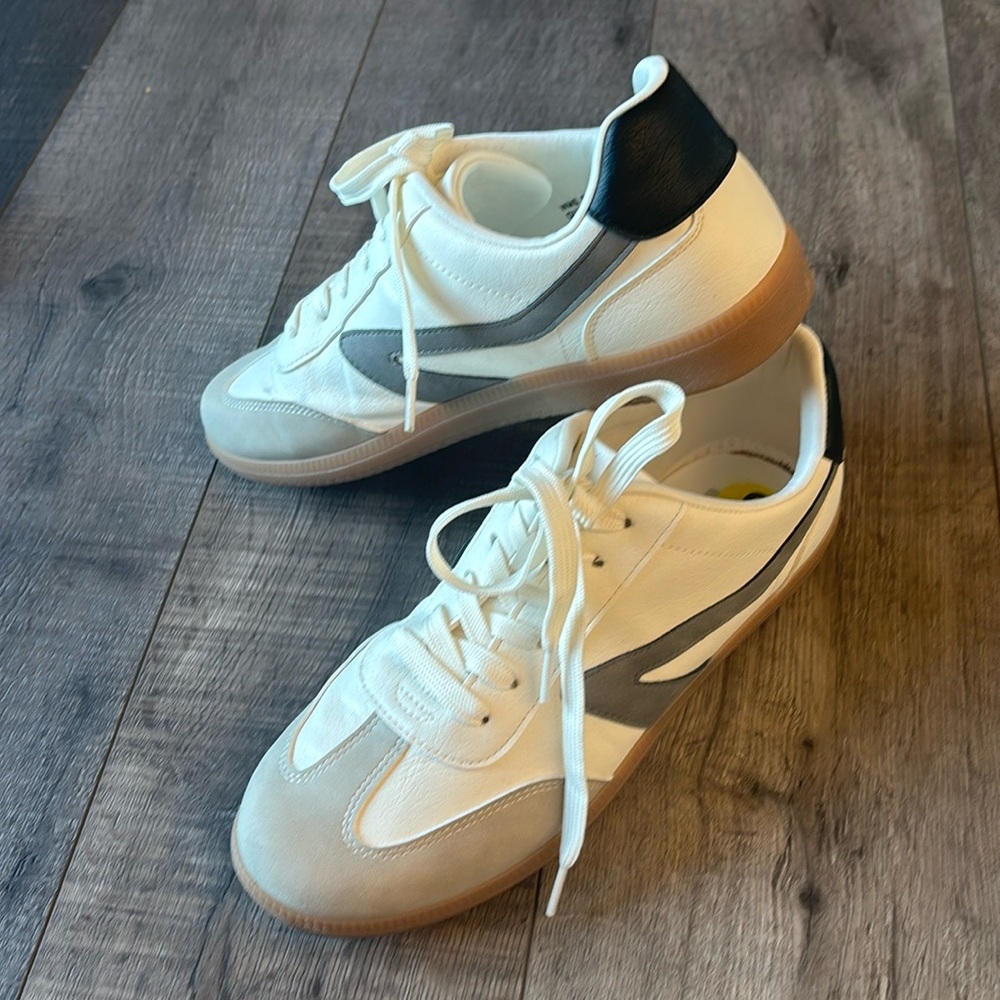 Dolce Vita Size 9 Notice Wide Sneakers, Color White Gray Leather - WORN ONCE